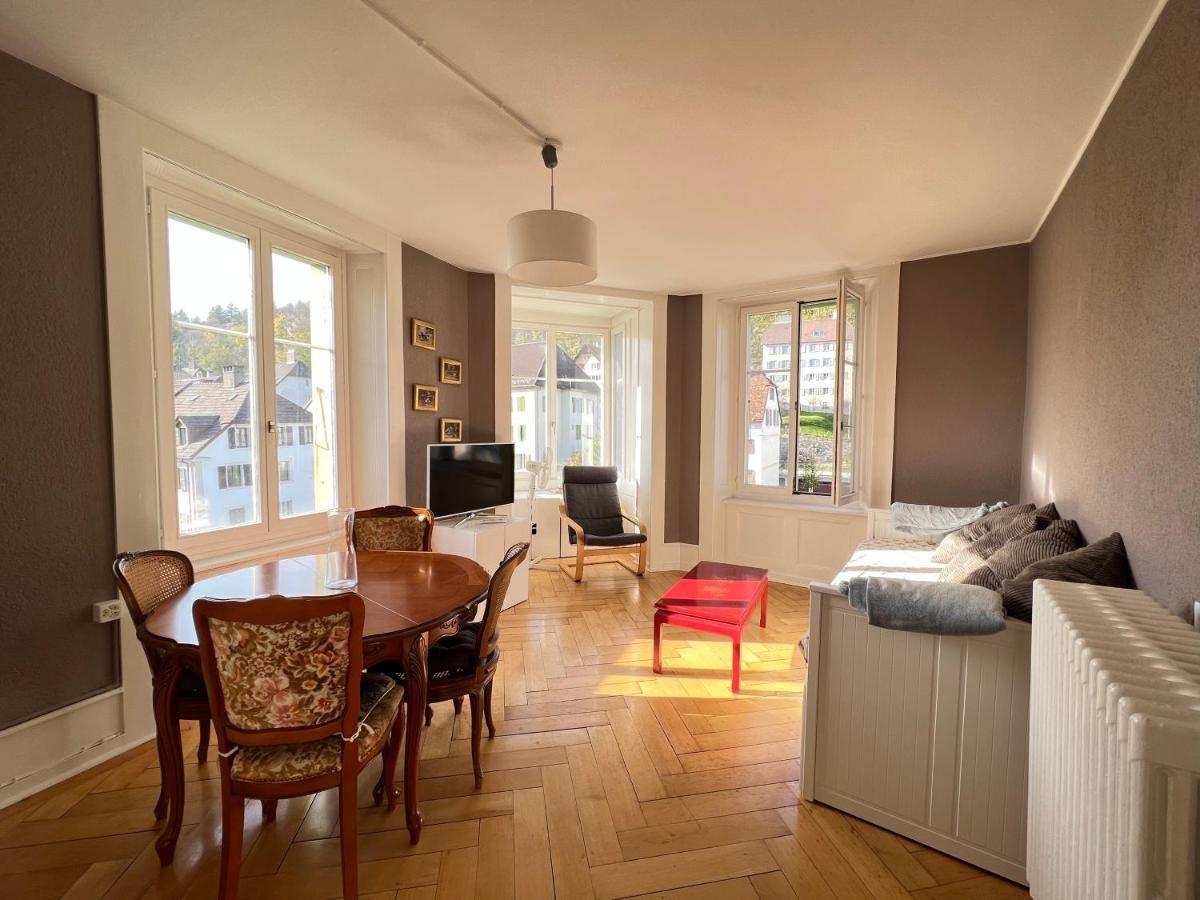 Le Locle : Bel Appartement Chaleureux Bagian luar foto