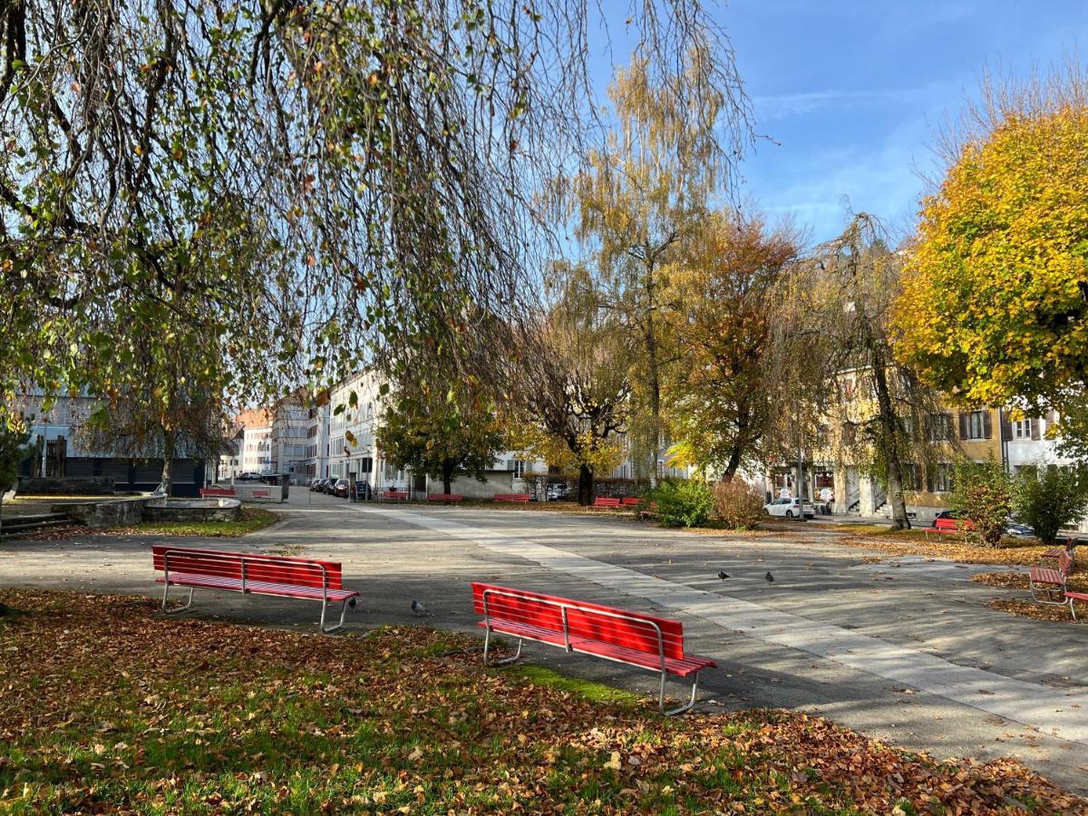 Le Locle : Bel Appartement Chaleureux Bagian luar foto