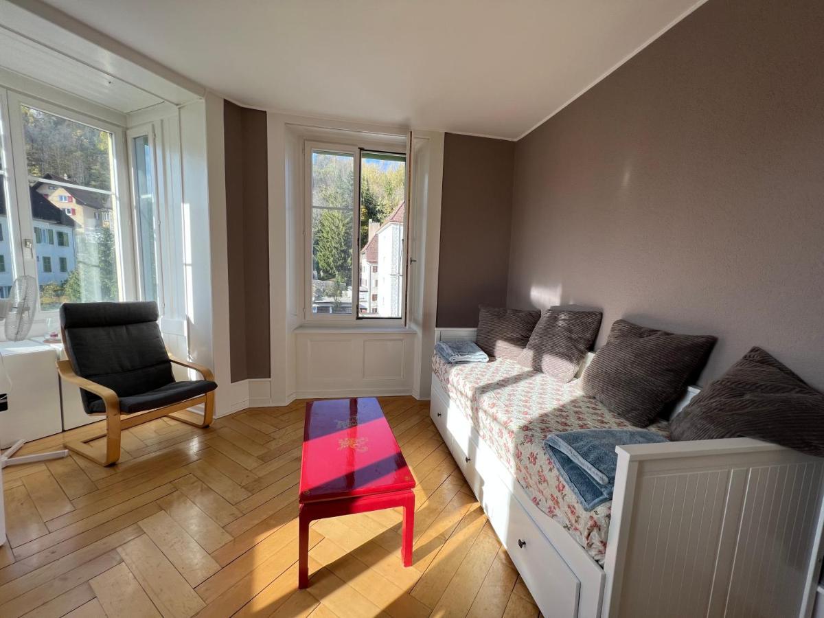 Le Locle : Bel Appartement Chaleureux Bagian luar foto